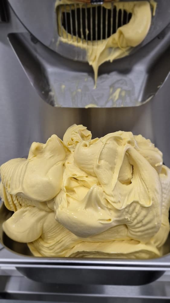 Nuestro helado de mango saliendo de la mantecadora